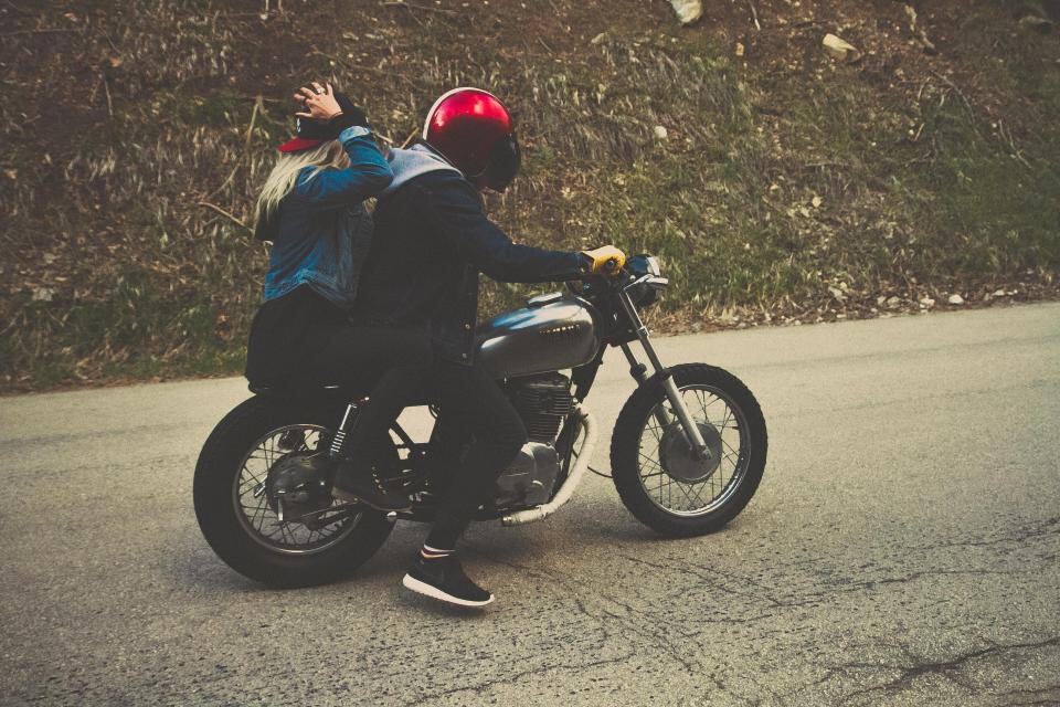 Un casco protege una sola vez: tras un impacto serio hay que sustituirlo aunque no se aprecien daños.