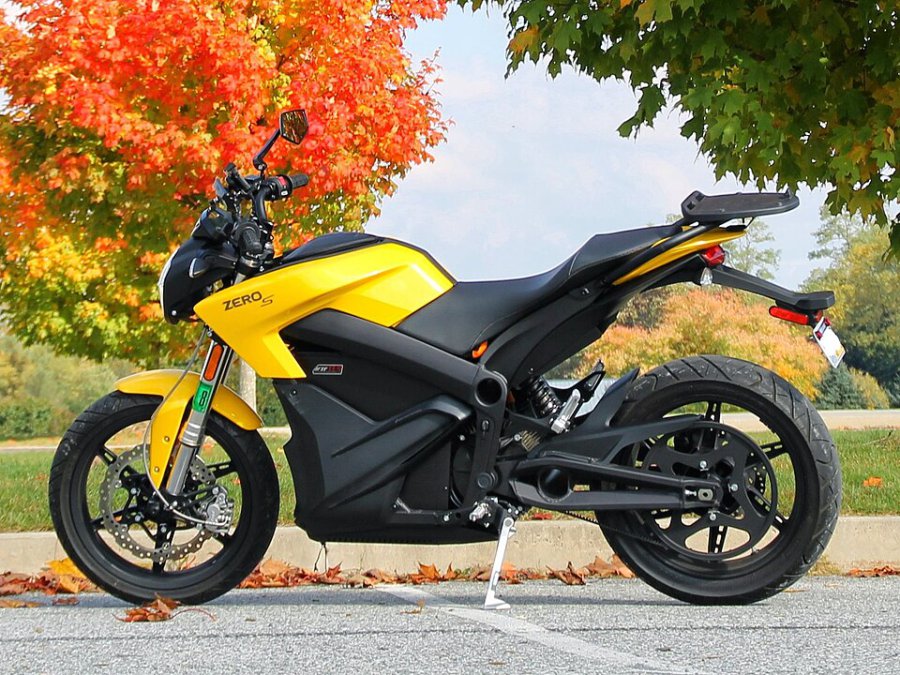 Silenciosa, sin cambios y con par instantáneo: así es la experiencia de rodar en una moto eléctrica.