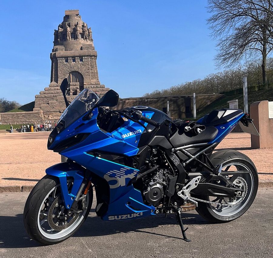 SUZUKI GSX-8R